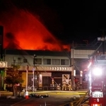 　火災が発生した島根県出雲市の商店街＝２３日午後１０時５１分