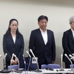 　東京都北区の小学校火災について記者会見する区長や教育委員会関係者ら＝２３日夜、北区
