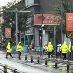 　日本人学校の下校時間に、通学路を警戒する警察官＝２２日、中国江蘇省蘇州（共同）