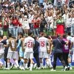 　２１日、米ロサンゼルスのスタジアムで、サッカーＷ杯イラン代表に声援を送るサポーター（ゲッティ＝共同）