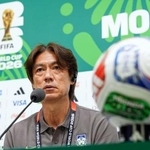 　南アフリカ戦を前に記者会見する韓国の洪明甫監督＝２３日、モンテレイ（ＡＰ＝共同）
