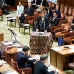　衆院内閣委で日本国旗損壊罪法案の趣旨説明をする松野博一氏（中央）＝２４日午前