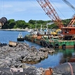 　石川県志賀町の海岸で始まった、漂着した巨大ホースの撤去作業＝２４日午前