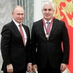 　モスクワのクレムリンでロシアのプーチン大統領（左）から勲章を受章したカムボロフ氏＝２０１８年１１月（タス＝共同）