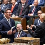 　英下院議員として宣誓するバーナム前マンチェスター市長（手前左）＝２２日、ロンドン（下院提供、ＡＰ＝共同）