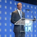 　米男子ゴルフのＰＧＡツアー改革の記者会見に臨むタイガー・ウッズ＝クロムウェル（ＡＰ＝共同）