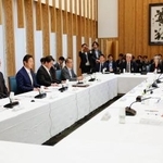 　首相官邸で開かれた地域未来戦略に関する関係会議＝２４日午後