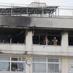 　火災があった東京都北区立滝野川第三小の現場で活動する消防隊員＝１９日
