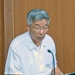 　東京都小笠原村議会で答弁する渋谷正昭村長＝２４日午後（議会の中継映像から）