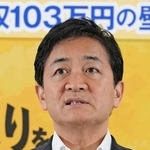 　記者会見する国民民主党の玉木代表＝２４日午後、国会