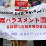 　署名提出のため大阪地裁に向かう被害を訴えている女性（左から２人目）ら＝２４日午前、大阪市