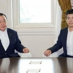 　会談に臨む自民党の梶山国対委員長（左）と中道改革連合の重徳国対委員長＝２４日午前、国会