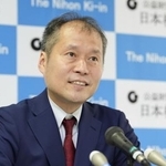 　就任記者会見をする日本棋院の高尾紳路理事長＝２４日午後、東京都千代田区の日本棋院