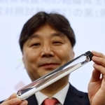 　ウシの腱から作った移植用材料を持つ早稲田大の岩崎清隆教授＝２４日午後、東京都新宿区