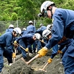 　救助訓練で土砂をかき分ける機動隊員ら＝２４日午後、静岡市