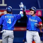 　３回、本塁打を放ち、度会（左）と喜ぶＤｅＮＡ・牧＝バンテリンドーム