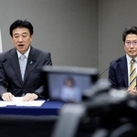 　オンライン形式で開かれた拉致問題に関する国連シンポジウムで発言する木原官房長官。右は拉致被害者家族会代表の横田拓也さん＝２４日夜、東京都千代田区