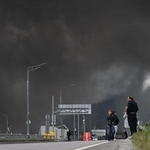 　１８日、モスクワ南東部で、製油所から立ち上る煙（ゲッティ＝共同）