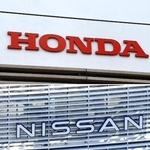 　ホンダ（上）と日産自動車のロゴ