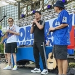 　日本代表のサポーターが集まるイベントにサプライズ登場した森保監督（中央）＝２４日、ダラス（共同）