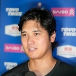 　試合後、取材に応じる米大リーグ、ドジャースの大谷翔平選手。誕生した第２子が男児だったことを明らかにした＝２４日、ミネアポリス（共同）