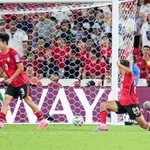 　南アフリカ-韓国　後半、先制ゴールを決める南アフリカのマセコ（右端）。ＧＫ金承奎＝モンテレイ（ＡＰ＝共同）