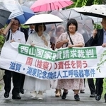 　大阪高裁に向かう西山美香さん（右から２人目）と弁護士ら＝２５日午後、大阪市北区