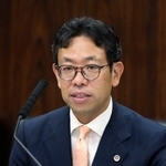 　参院法務委で参考人として発言する田岡直博弁護士＝２５日午前