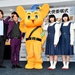 　警視庁の交通安全広報大使に任命されたお笑いコンビ「ぺこぱ」（左）とダンスグループ「アバンギャルディ」の３人＝２５日午後、警視庁本部