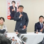 　自民党の内密出産を考えるプロジェクトチームであいさつする松野博一座長（中央）＝２５日午後、東京・永田町