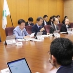 　環境省で開かれた「気候変動適応計画」の改定案骨子を取りまとめた会合＝２５日午後