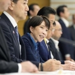 　女性活躍や男女共同参画の重点方針などを決定する会議で発言する高市首相（中央）＝２５日午後、首相官邸
