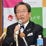 　記者会見する岡山大の那須保友学長＝２５日午後、岡山市