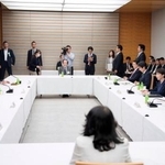 　首相官邸で開かれた経済財政諮問会議＝２５日午後、首相官邸