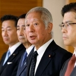 　皇族数確保策に関する全体会議を終え、取材に応じる森衆院議長（右から２人目）ら衆参両院の正副議長＝２５日午後、衆院議長公邸