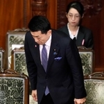 　衆院本会議で有人国境離島地域保全等特措法の改正案が可決され一礼する赤間国家公安委員長＝２５日午後