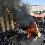 　カルバラの戦闘を再現し、火が放たれるテント＝２５日、イラン首都テヘラン（共同）