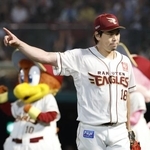 　７回まで無失点に抑え、ベンチに戻る楽天先発の前田健＝楽天モバイルパーク