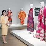 　企画展「生誕１００年森英恵ヴァイタル・タイプ」を鑑賞される愛子さま＝２５日午後、東京都港区の国立新美術館（代表撮影）