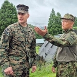 　日米の大規模実動訓練「レゾリュート・ドラゴン」に参加し、陸自幹部と歓談する米軍第１２海兵沿岸連隊のリチャード・ナイカーク司令官（左）＝２５日午後、大分県の陸自日出生台演習場