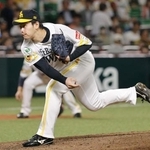 　６回途中から登板し、１球でプロ初勝利を挙げたソフトバンク・鈴木豪＝みずほペイペイドーム