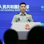 　記者会見する中国国防省の張暁剛報道官＝２５日、北京（共同）