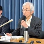 　臨時会合後、記者会見する地震調査委員会の小原一成委員長＝２５日夜、東京都千代田区