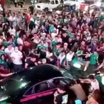 　メキシコ西部でサッカーファンの群衆に突っ込んだ車＝２４日、カボサンルーカス（ソーシャルメディアから、ロイター＝共同）