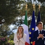 　セレモニーで拍手するフランスのマクロン大統領（右）とイタリアのメローニ首相＝２５日、アンティーブ（ロイター＝共同）