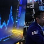 　ニューヨーク証券取引所のトレーダー＝２５日（ＡＰ＝共同）