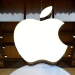 　アップルストアの店舗に掲示されたアップルのロゴ＝２５年４月、パリ（ロイター＝共同）