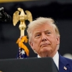 　トランプ米大統領＝１９日、ワシントン近郊のアンドルーズ空軍基地（ロイター＝共同）
