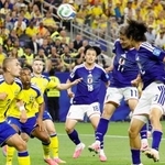 　日本-スウェーデン　前半、ヘディングでゴールを狙う前田（右から２人目）＝ダラス（共同）