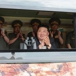 　兵器の試験を視察する北朝鮮の金正恩朝鮮労働党総書記＝２５日（朝鮮中央通信＝共同）